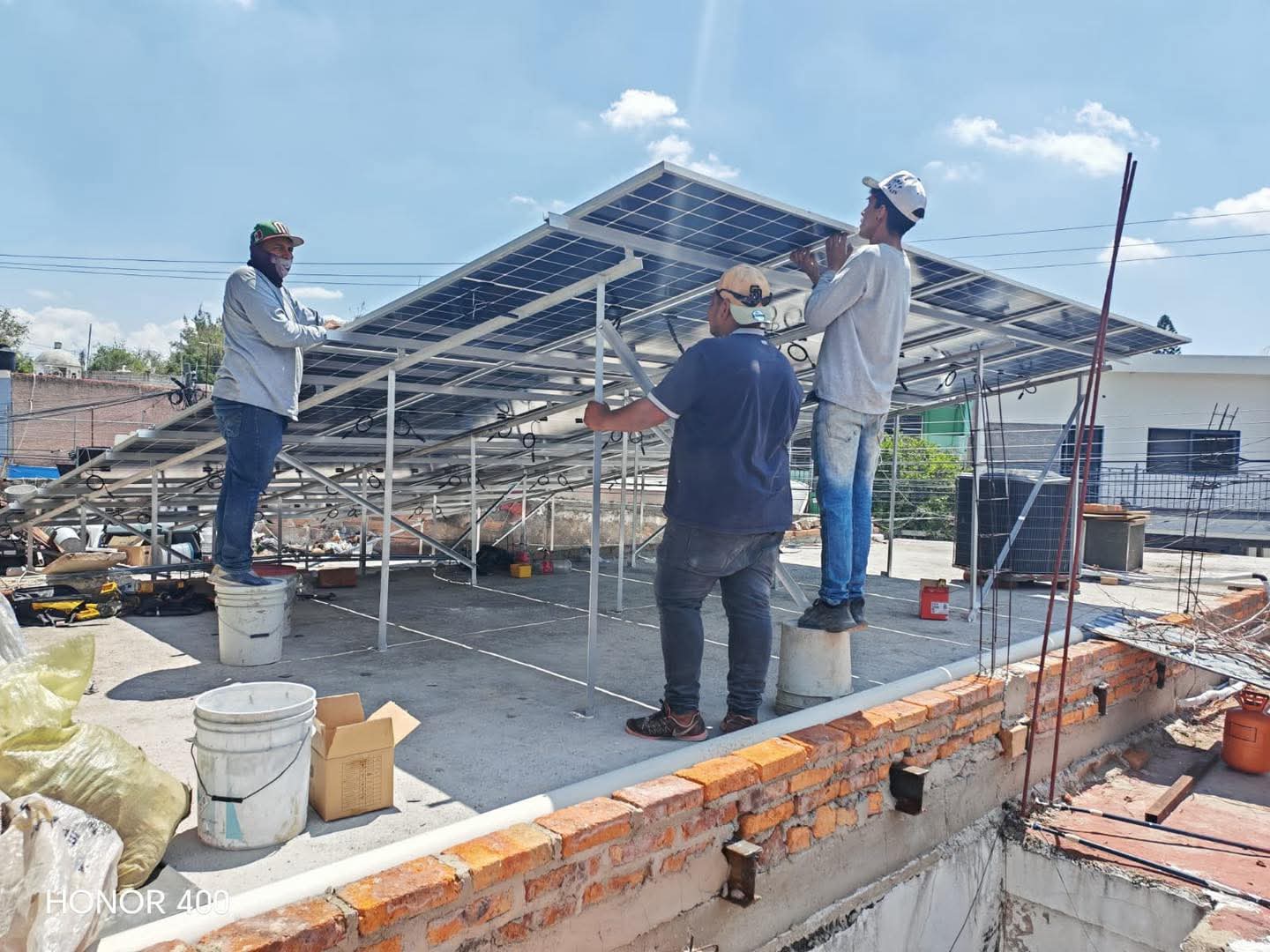 Tres técnicos de NovaVolt Solar armando la estructura de paneles en una azotea de La Esperanza, Guadalajara