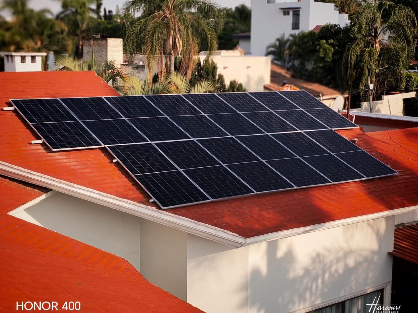 Tres filas de paneles solares LONGi sobre un techo de teja roja