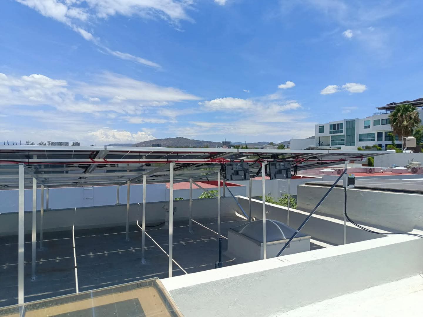 Microinversores y cableado bajo la estructura de paneles solares en Virreyes